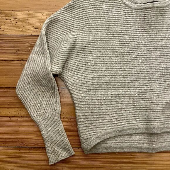 BCBGMAXAZRIA cropped ribbed knit sweater. Size M. - Picture 4 of 10